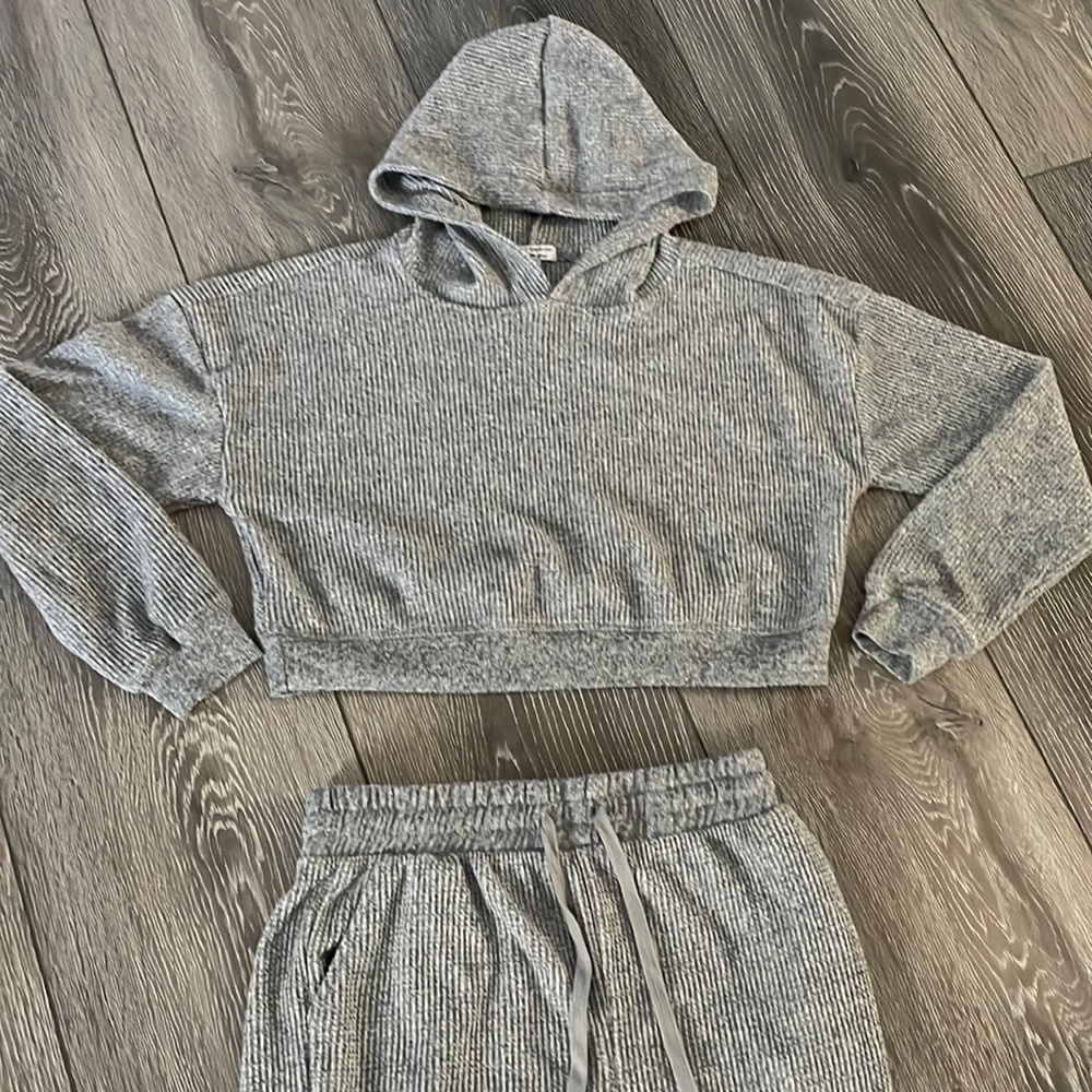 Junior gray crop top hoodie and jogger pants.